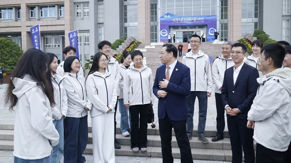 1.校党委书记黄思光看望参赛师生_副本.jpg